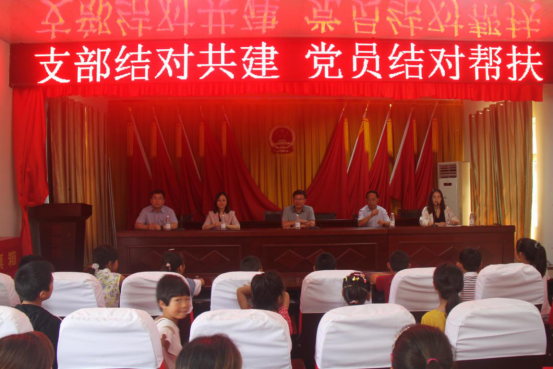 高鐵時代黨支部赴豐縣梁寨開展“黨建結(jié)對共建、黨員結(jié)對幫扶”主題黨日活動