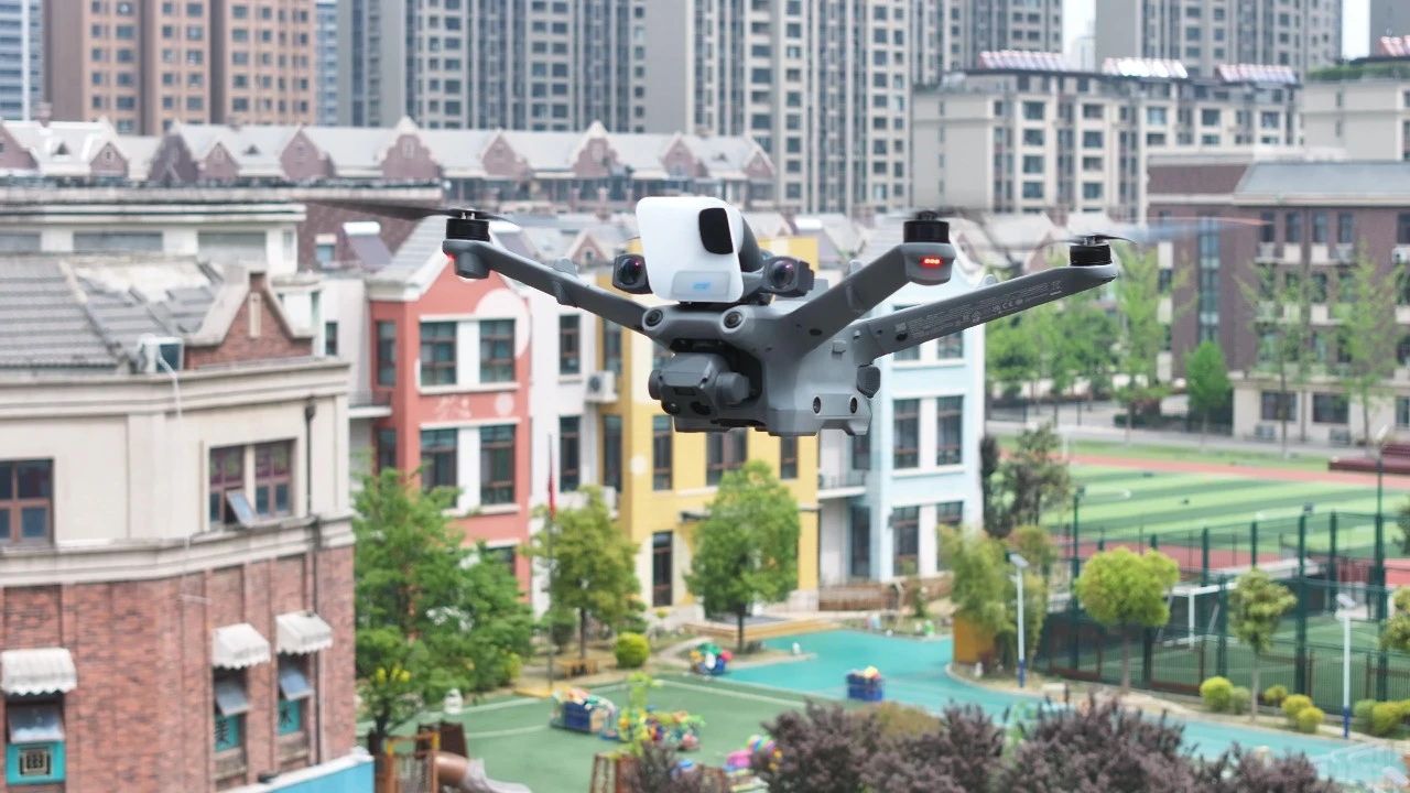 無人機(jī)高空喊話助力城市流動(dòng)攤販高效管理